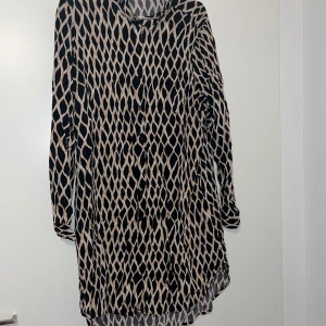 Pusero 44 - Ihana kuviollinen pusero. Hihansuissa ja edessä napitukset. Edestä hieman lyhyempi kuin takaa. Koko 44. Kaikai n 52cm, pituus n 85cm. Eläintalous MMM, lisätietoja saa kysymällä Katso myös muut ilmoitukseni Tarjoa 