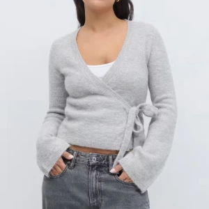 stickad tröja med knytning🤍 - jätte fin stickad tröja med knytning ifrån gina tricot, tröjan är använd fåtals gånger, och har inga defekter eller liknade, kontakta mig för frågor eller egna bilder💖