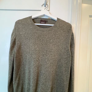 Tröja från Oscar Jacobson  - En mörkgrön sweatshirt från oscar Jacobson haft tröjan i typ 6 månader och sparsamt använd. Storlek L men passar M också. Nypris 1300kr