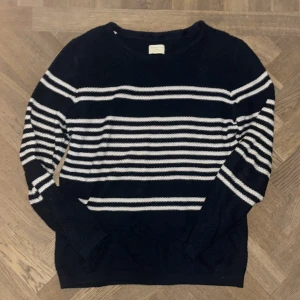 Randig tröja Selected Homme - Mörkblå stickad tröja från Selected Homme. Mycket bra skick, och sparsamt använd. Riktigt bra och mysig inför höst! || storlek M, tveka inte fråga frågor eller köpa, fraktar samma dag 🤗🤙