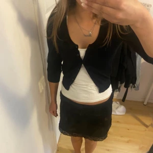 Svart trekvarts kofta - Supersnygg svart trekvarts kofta i bra skick!