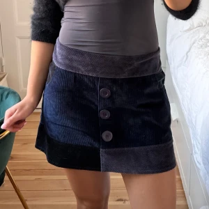 Kjol!  - Fin kjol i manchester passar perfekt till hösten men strumpbyxor under