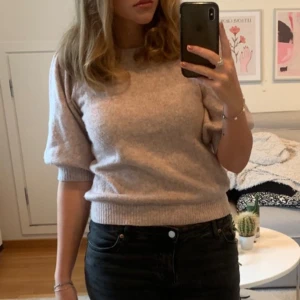 Ljusrosa stickad tröja från Envii - Superfin ljusrosa stickad tröja från Envii i storlek S. Tröjan har rund hals, ribbade muddar och lite puffiga halvlånga ärmar.💕☺️