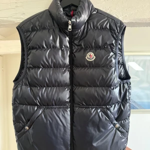 Moncler väst - Pris går att diskutera! Kvitto finns! Snygg dunväst från Moncler med glansig finish och klassisk logga på bröstet. Storlek 2 motsvarande S/M. Köpt för 7799kr mars 2024 på room 1006 Emporia Malmö. Endast använd fåtal gånger! 