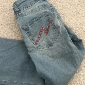 Bootcut jeans från Nelly ljusblå - Ljusblå bootcut jeans från Nelly, de är för långa för mig och som ni kan se så de är väldigt slitna där nere men bara vid hälen❤️ordinarie pris 700 och säljer de för 350 eftersom att de ändå är hyfsat nya. Det är inget fel på de förutom att de är slitna vid hälen❤️
