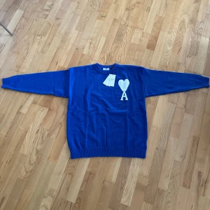 Mörkblå Ami Paris sweater  - Säljer en mörkblå Ami Paris sweater i storlek L. Det är helt nytt skick och har aldrig använts, kommer med etikett. Skriv om ni har andra funderingar. Jag skickar inom 1 dag 📦📦