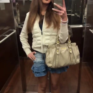 Moncler cardigan - Säljer en snygg vit dunjacka från Moncler med quiltad front och släta ärmar, självklart äkta. Fick den i julas och har order bekräftelse med digitalt kvitto, det går också att scanna qr koden. I storlek xs. Hör av om eventuella frågor💕