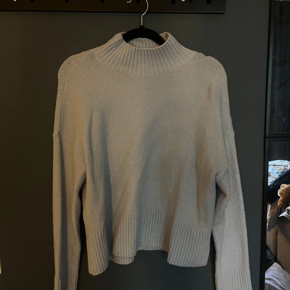 Ljusblå polotröja med ribbad kant