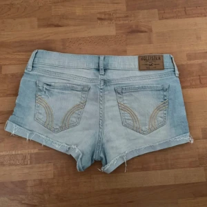Hollister shorts  - Säljer dessa lågmidjade shorts från Hollister då dom är för små för mig. Supersnygga med fina detaljer på fickorna! Skriv vid frågor🤍