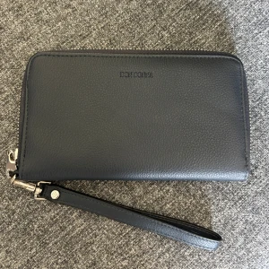 marinblå plånbok DonDonna - superfin marinblå rymlig plånbok med massa olika fack från DonDonna, perfekt att ha i väskan eller som den är. superfint skick 🌸