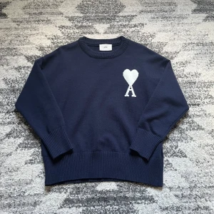 Ami Paris sweater  - Helt ny skick 10/10. Allt på bilden medföljer! 