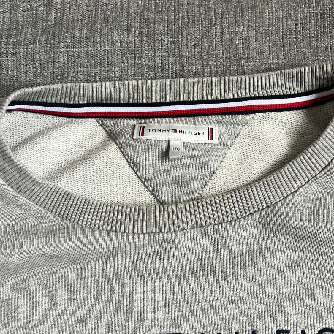 Ljusgrå sweatshirt från Tommy Hilfiger - 1