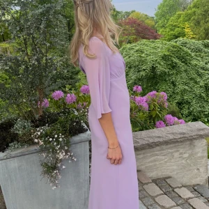 Långklänning Mango  - Säljer en perfekt ljuslila långklänning till balen eller andra tillfällen från mango💜Klänningen har en smal passform och ett tunt axelband på ena sidan samt ett halvlångt ärm på andra. Använd 1 gång på bal, nypris 1050kr