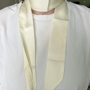 Vit Scarf - endast testad, aldrig använd.