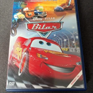 Bilar (DVD) - Säljer filmen Bilar på DVD, en animerad familjefilm från Disney Pixar. Omslaget är färgglatt med huvudkaraktären Blixten McQueen i rött framtill. Filmen är på svenska och har extramaterial som kortfilmen Mater and the Ghostlight. Bra skick 