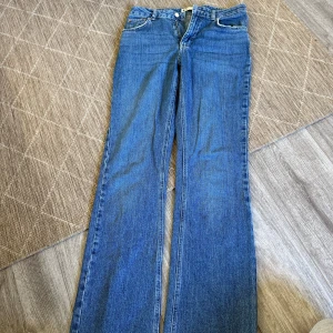 Blå bootcut jeans från g perfect jeans - Säljer ett par klassiska blå bootcut jeans från gina tricot. Jeansen har normal passform. Perfekta för dig som gillar en tidlös denimlook.