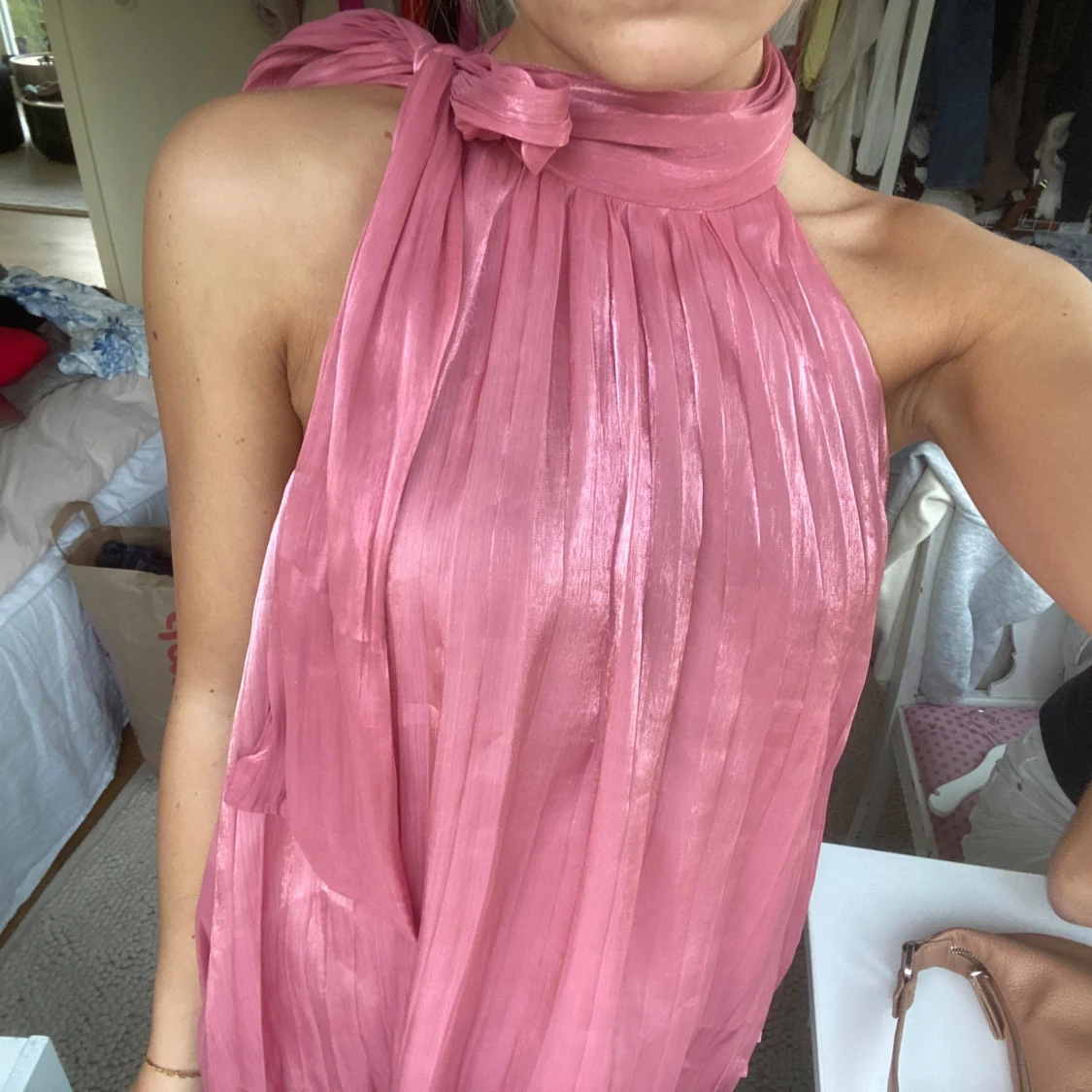 Rosa plisserad halterneck blus med rosett - 3