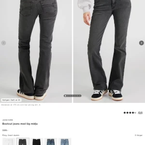 Bootcut jeans med låg midja i svart denim - Snygga svarta bootcut jeans från Junkyard med låg midja. Jeansen har klassisk femficksdesign och är tillverkade i denim med lätt stretch. Perfekta för en avslappnad och trendig look. Passar tyvärr inte.