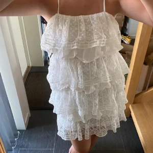 Zara klänning  - Supersöt Zara klänning med volang🤍350 vid snabb affär