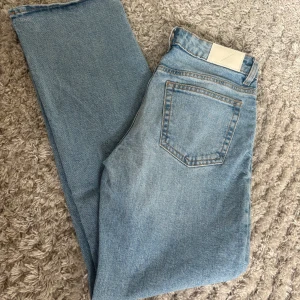 Ljusblå lågmidjade jeansbyxor från STAY - Säljer ett par klassiska ljusblå jeansbyxor från STAY i storlek XS. Byxorna har rak passform och normal midja, med femficksdesign och enkel stil som passar till många outfits.