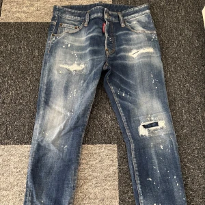 Blå slitna jeans från Dsquared2 - Säljer ett par blå jeans från D2 | skick 9/10 | storlek 44 | Tags kmr med | skriv om de finns frågor 😁😁