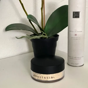 Anastasia Beverly Hills Setting Powder Banana - Löspuder från varumärket Anastasia Beverly Hills i färgen ”Banana”, säljer då jag har en ytterligare förpackning. Det är väldigt mycket produkt kvar,  omkring 80%. Nypris är 489:- hos Kicks 💕