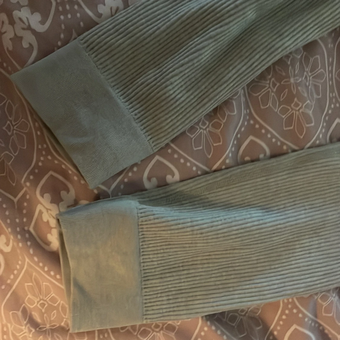 Grå ribbade tränningbyxor  från H&M - 1