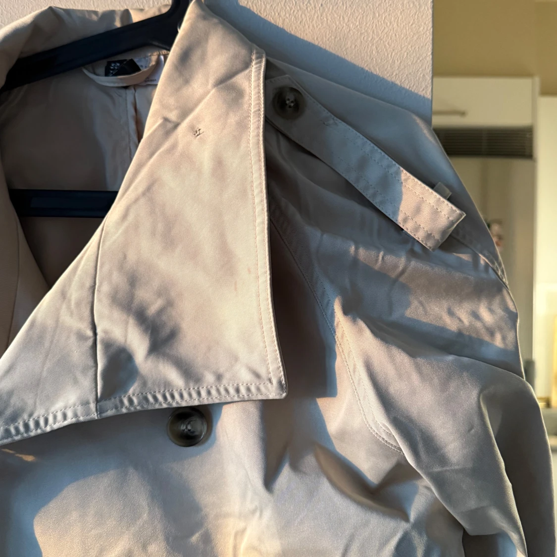 Beige trenchcoat med bälte och knappar - 2