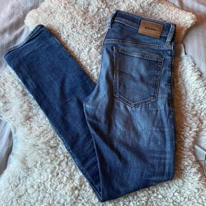 Diesel Buster Jeans - Säljer ett par riktigt snygga klassiska blå jeans från Diesel med femficksmodell. Modellen är Buster vilket har en slim passform. Jeansen är tillverkade i denim med snygga slitningar och en liten reva från fabrik på ena benet. Perfekta för en avslappnad stil och passar perfekt till de mesta. Skicket är i 8.5/10. Tveka inte på att höra av dig vid frågor eller funderingar! ⭐️