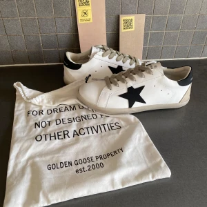 Golden Goose  - Vita golden goose sneakers. Perfekta inför sommaren. 