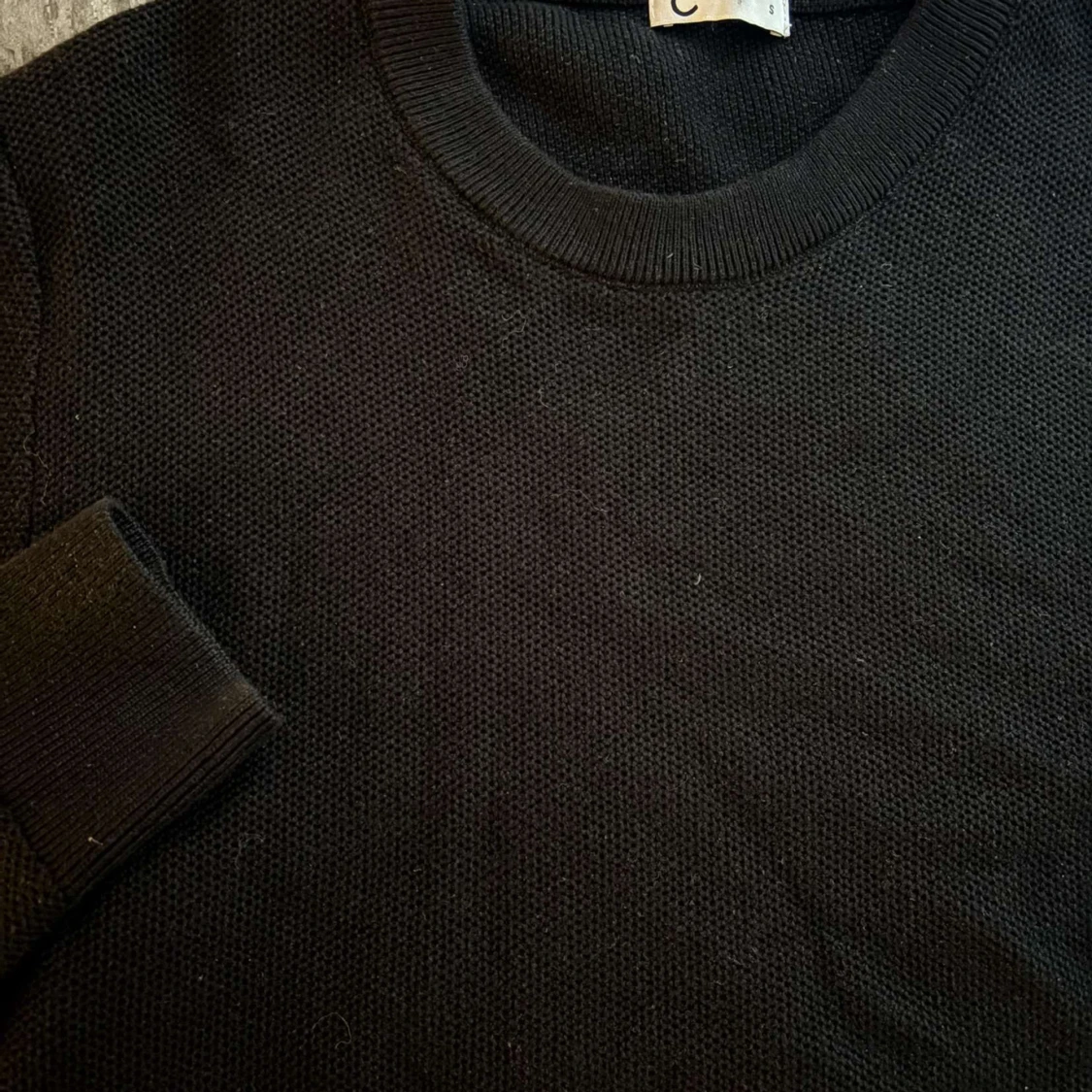 Svart stickad tröja med rund hals - 1