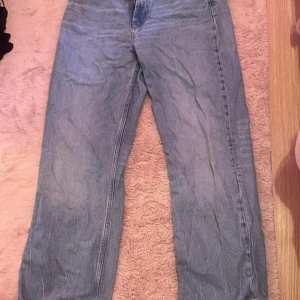 Ljusblå jeansbyxor från Zara - Ljusblå raka jeans från Zara med klassisk femficksdesign och normal passform. Jeansen har hög midja och är tillverkade i ett mjukt denimtyg som passar perfekt till vardagslooken.