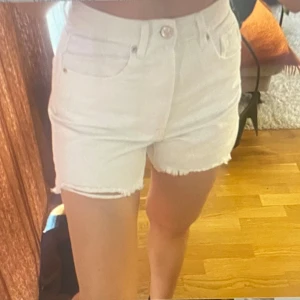 Vita jeansshorts med fransar - Vita jeansshorts från Stradivarius, storlek S/36. Jättefint skick, som nya. 