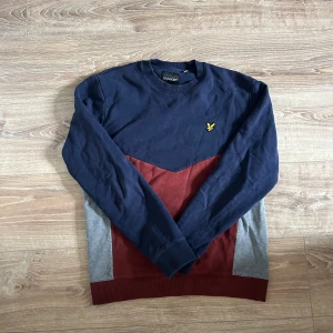 Lyle & scott tröja  - En snygg piké i bra skick utan några som helst anmärkningar. Hör av er vid ytterligare frågor annars fritt fram att köpa!                   (Postar inom 24h)