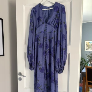Adoore klänning blå/lila positano dress purple - Oanvänd långklänning från Adoore med prislapp. Ord. pris 1695kr. Modell: Positano, purple. Säljer pga för liten storlek. Storlek: 34