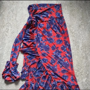 Jättefin kjol från NA-KD  - Oanvänd och är helt ny. I storlek 36