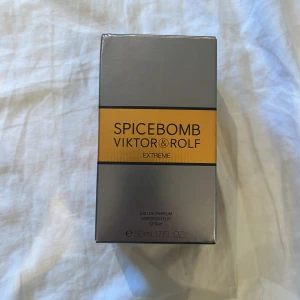 Spicebomb Extreme Eau de Parfum 50ml från Viktor & Rolf - Spicebomb Extreme från Viktor & Rolf. Flaskan rymmer 50 ml och är en Eau de Parfum. Det är ungefär 45 ml kvar eftersom jag andvänt den ett par gånger