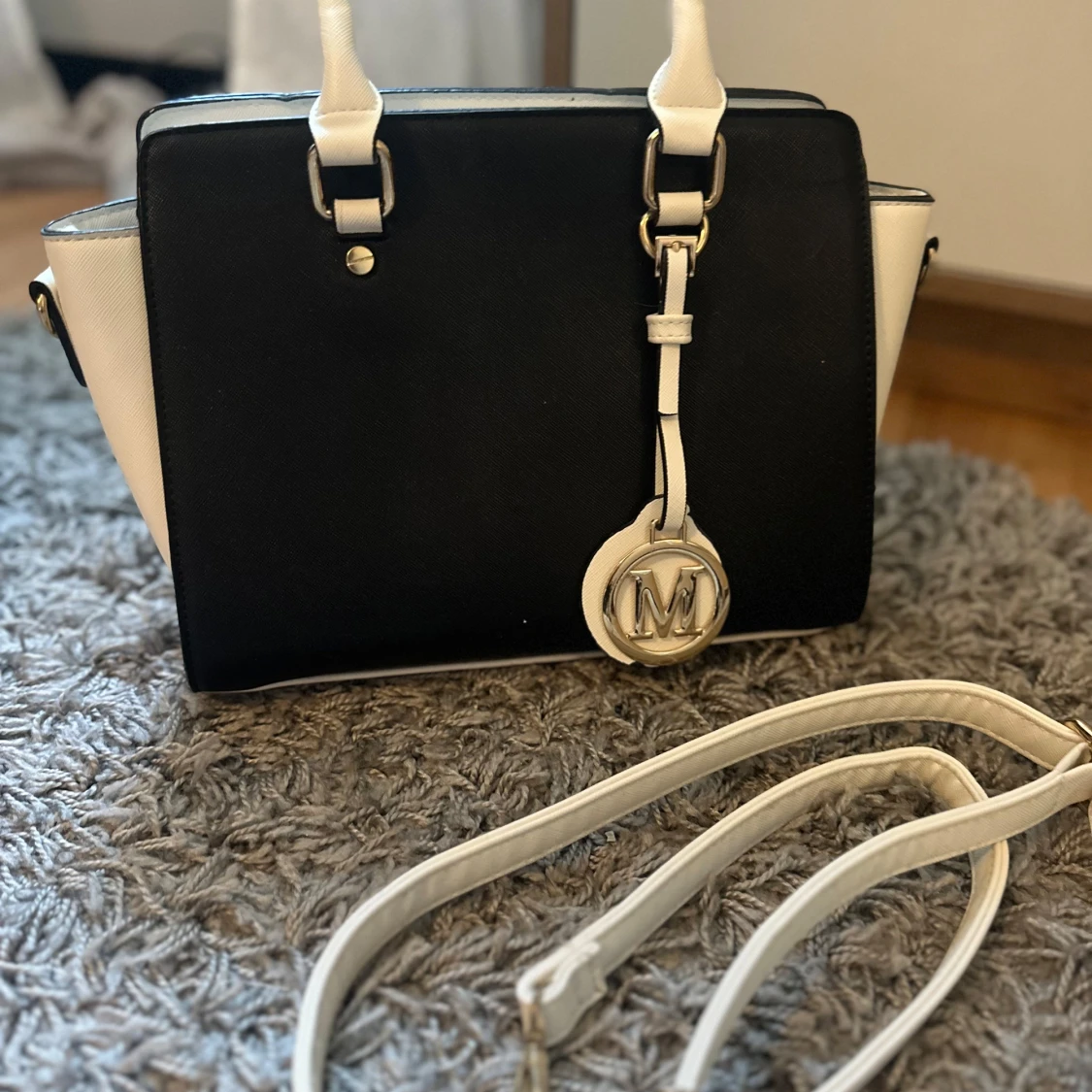 Svart och vit handväska