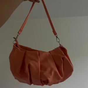 En axel väska - En liten perfekt ”utgång väska”🙊 