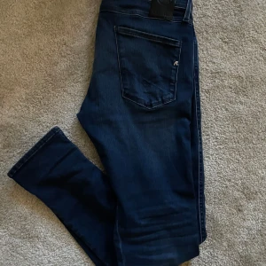 Mörkblå Replay Hyperflex Anbass jeans - Säljer ett par mörkblå Replay Hyperflex Anbass jeans med klassisk femficksdesign och slim fit. Jeansen har en snygg tvättad look. Hör av dig ifall du undrar över något 