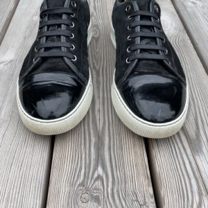 Lanvin skor - Sparsamt använda och i mycket bra skick. Inga defekter. Säljer eftersom de inte längre passar mig. Storlek UK 9 (passar EU 43). Hör gärna av dig om du har några frågor eller vill ha fler bilder! Är även öppen för byten mot andra lanvins.