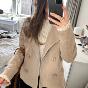 Kort kappa/trenchcoat - Supersnygg kort kappa/trenchcoat. Perfekt till hösten😍😍
