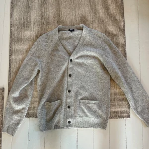 Uniqlo cardigan grå - Ljus grå cardigan kofta från Uniqlo. Storlek S, nyskick. Väldigt populär och trendig 🙌