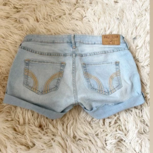 Ljusblåa lågmidjade Hollister jeansshorts  - Se profil för flera shorts! Såååå snygga Hollister jeansshorts köpta second hand! Median rakt över: ca 36 cm💞