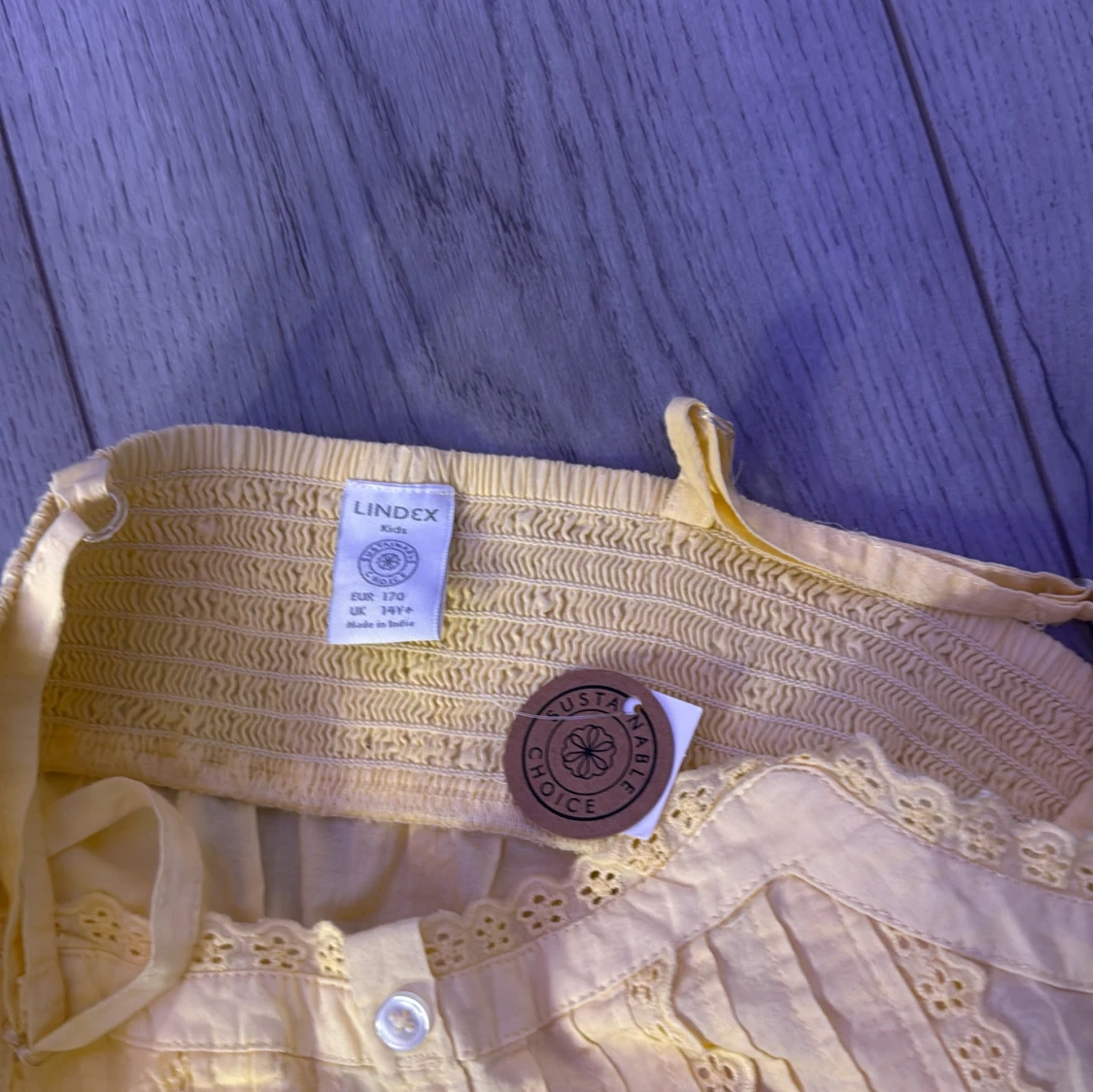 Gul linnetopp med spetsdetaljer från Lindex - 2