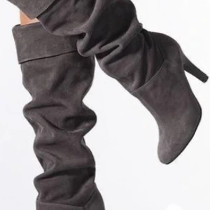 !!SÖKER!! 👀 coola stövlar sökes - SÖKERR!!! Söker coola stövlar hittade på Pinterest.