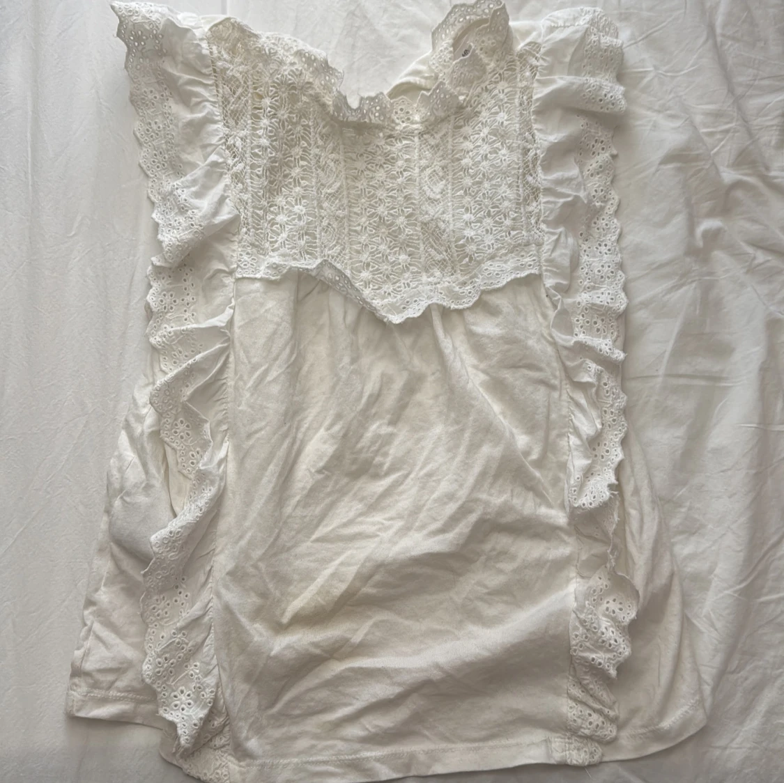 Vit blus med spets och volang från MNG