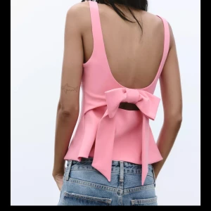 Zara topp med rosett  - Jätte fin rosa sommartopp ifrån Zara med rosett. Använd endast 1 gång, nyskick. 