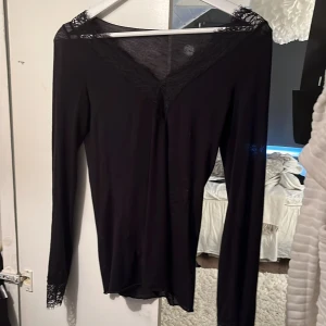 Intimissmi tröja - Svart intimissmi tröja med spets, kommer inte till användning längre❤️