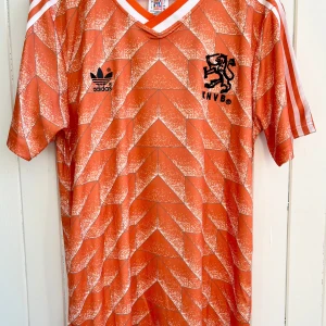 Marco van Basten - Holland EM 1988 - Säljer en klassisk fotbollströja, Marco van Bastens matchtröja från VM 1994 när hans Holland vann över Sovjetunionen och blev världsmästare. Tröjan är en remake i nyskick. Aldrig använd.  Large, normal i storleken.  Skickas inom 24 h.  #fotboll